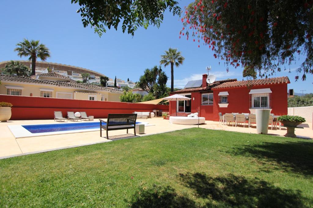 Bazén v ubytování villa in puerto banus nebo v jeho okolí