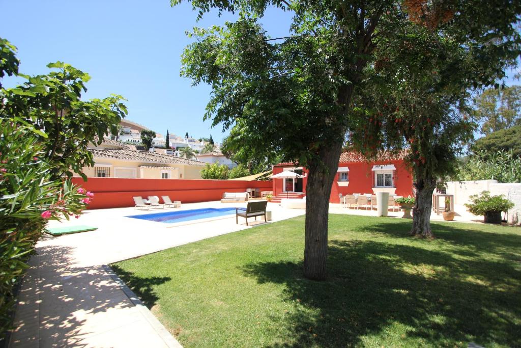 Bazén v ubytování villa in puerto banus nebo v jeho okolí