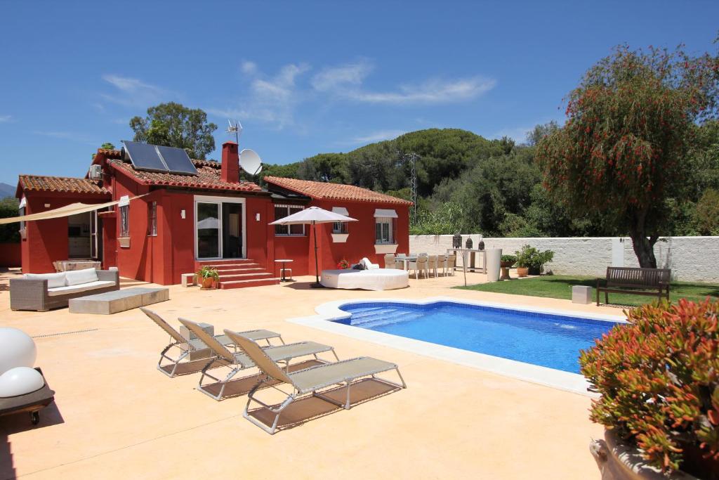 Bazén v ubytování villa in puerto banus nebo v jeho okolí