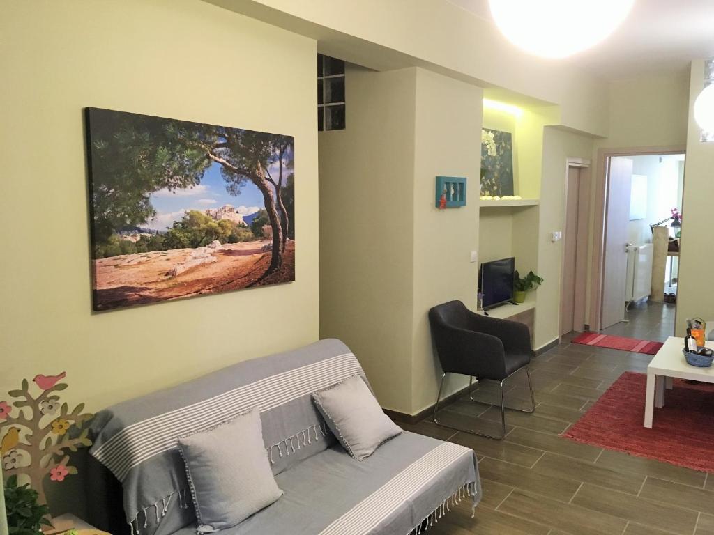 een woonkamer met een bank en een stoel bij Premium Apartment Lycabettus 3-bedrooms in Athene