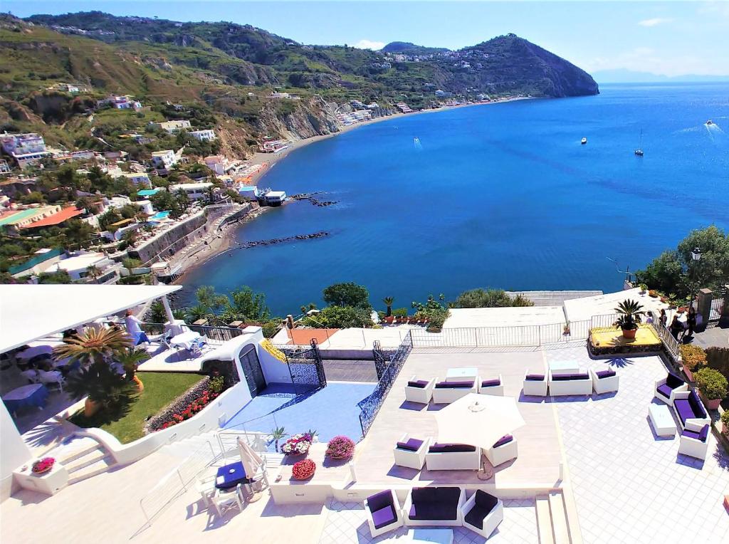 una vista aerea su una spiaggia e sull'oceano di San Michele Hotel & Spa a Ischia