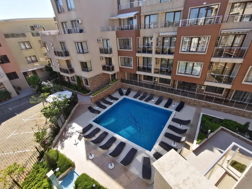 an overhead view of an apartment building with a swimming pool at Aпартаменти Хоризонт in Sozopol
