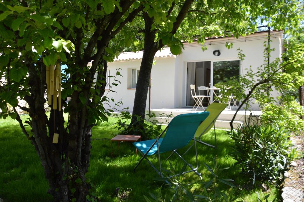 una silla azul en el patio de una casa en Charmante maisonnette indépendante à Goult en Luberon, en Goult