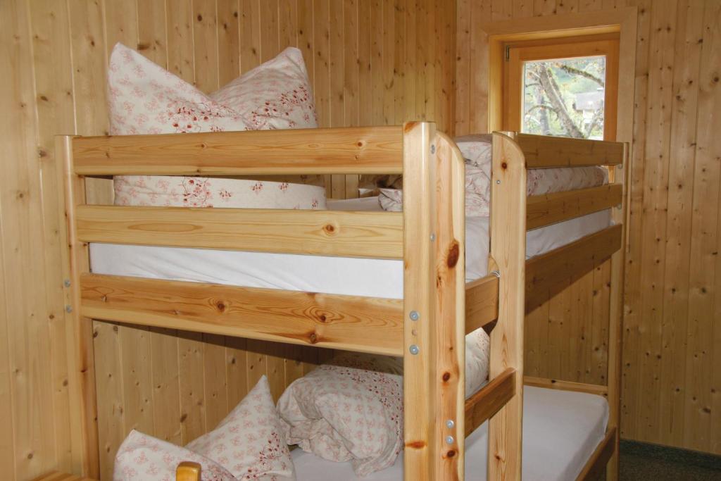 Palanda nebo palandy na pokoji v ubytování Hotel Gasthaus Schäfle