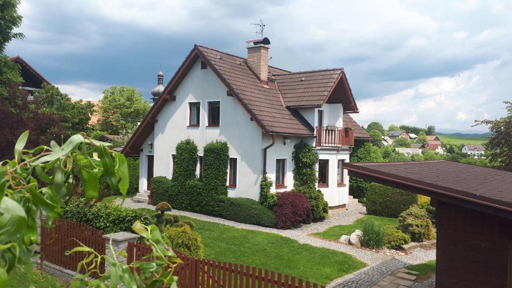 ein weißes Haus mit braunem Dach in der Unterkunft Chalupa Ivana Bozkov in Bozkovska