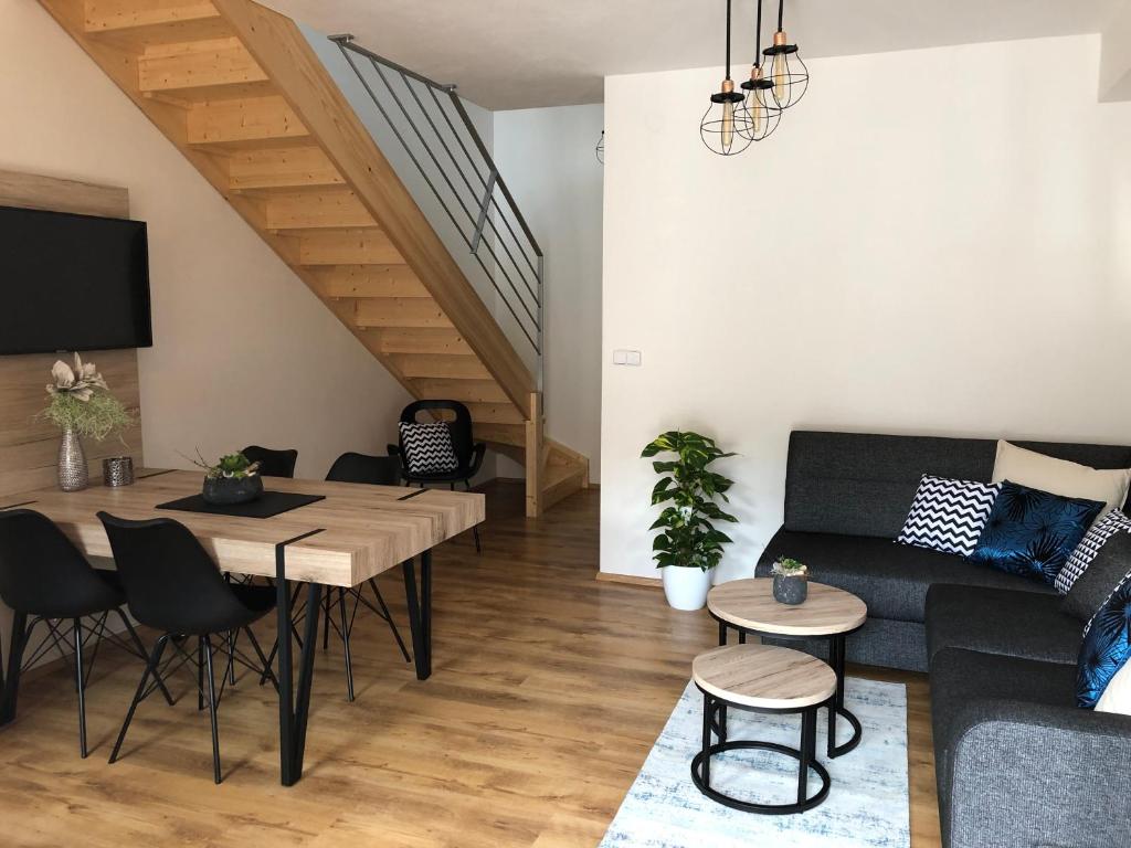 ein Wohnzimmer mit einem Sofa und einem Tisch in der Unterkunft Apartmány Koněvova in Mikulov