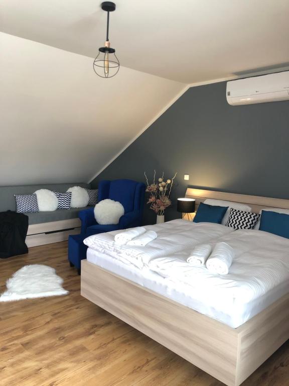 Postel nebo postele na pokoji v ubytování Apartmány Koněvova