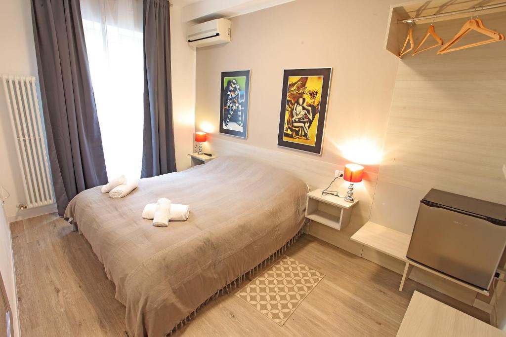 - une chambre avec un lit et 2 serviettes dans l'établissement B&B Ombretta, à Valeggio sul Mincio