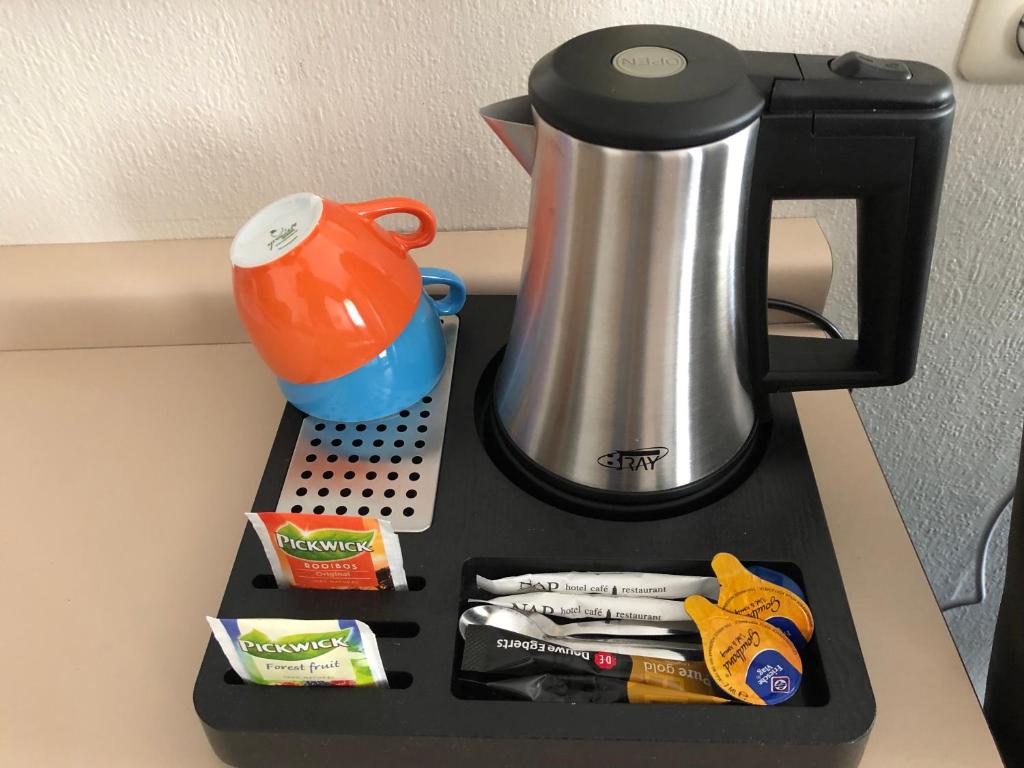 Příslušenství pro přípravu čaje a kávy v ubytování Hotel Nap