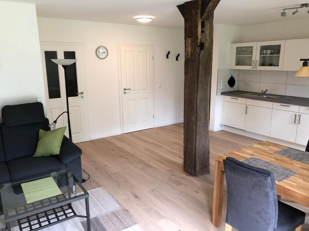 ein Wohnzimmer mit einem Tisch und einem Stuhl in der Unterkunft Modernes Apartment in ruhiger Lage, 70qm, 4 Personen in Brietlingen