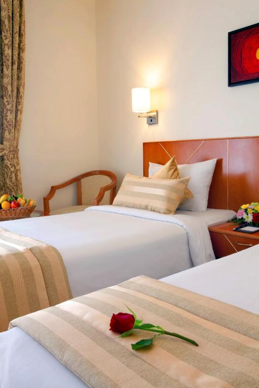 Postel nebo postele na pokoji v ubytování Landmark Hotel