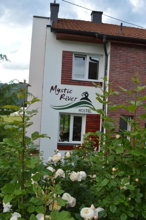 Vrt ispred objekta Mystic River Design Hostel