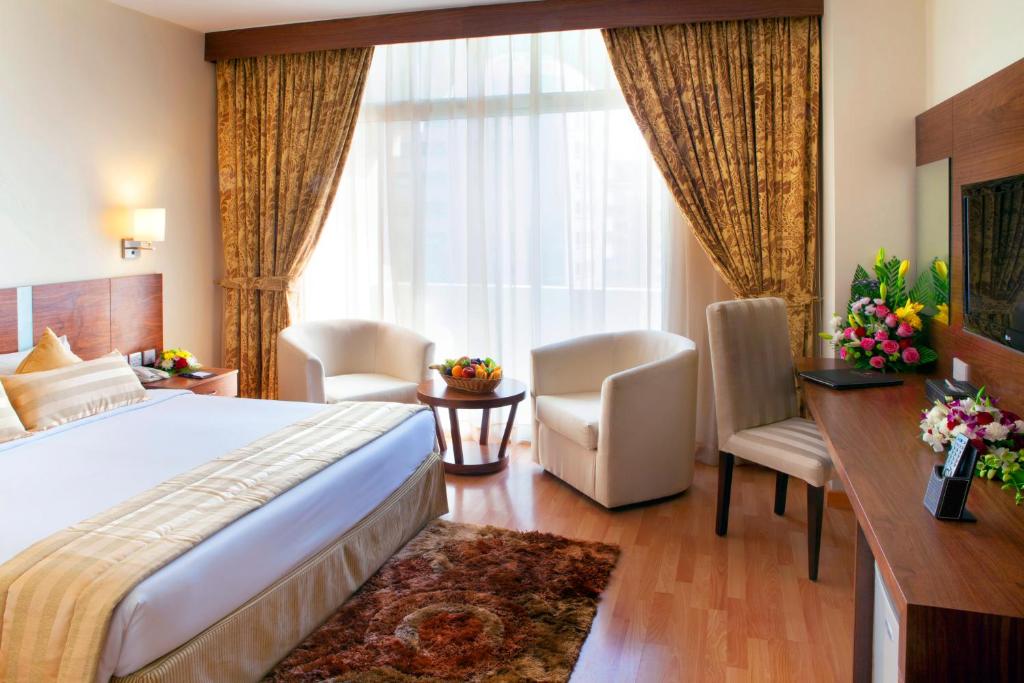 Postel nebo postele na pokoji v ubytování Landmark Hotel