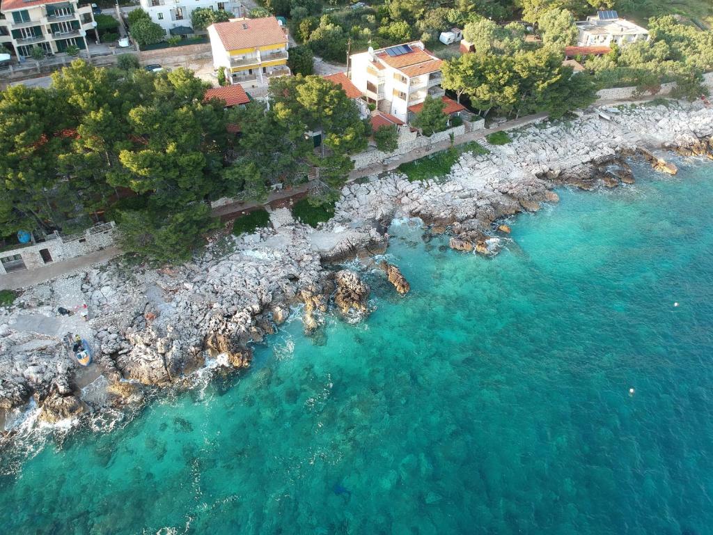 een luchtzicht op een strand met turquoise water bij Apartments Dunja Hvar in Ivan Dolac