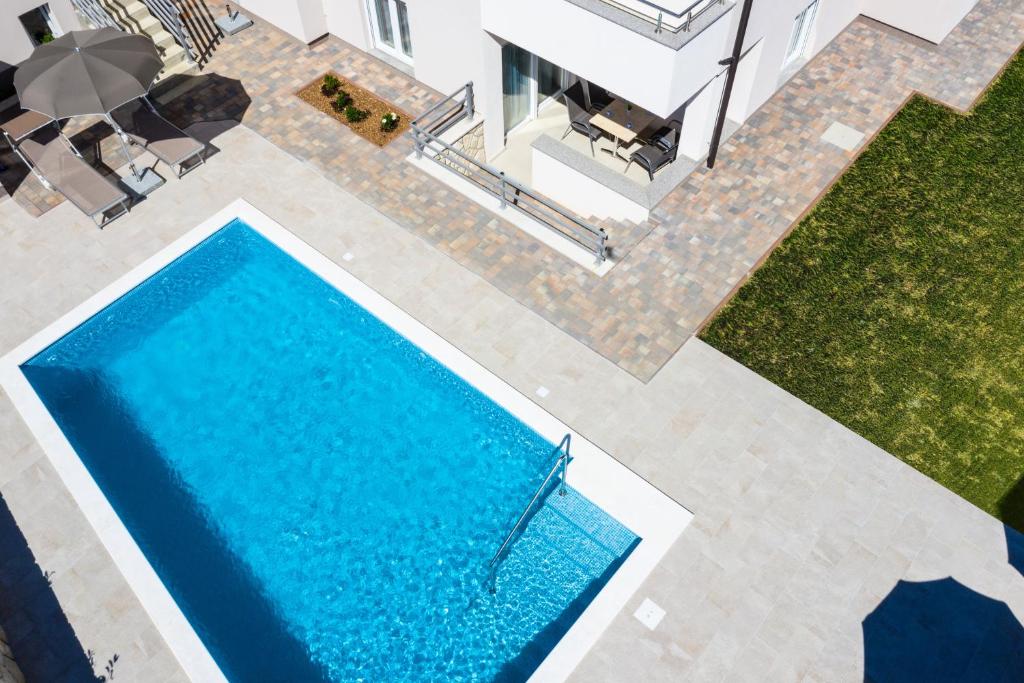 Bazén v ubytovaní Apartments Mateo 2 alebo v jeho blízkosti