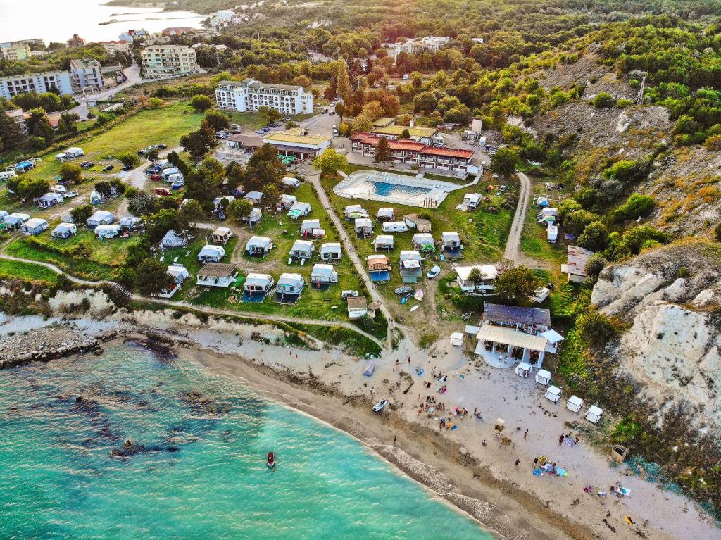 - une vue aérienne sur un complexe avec des personnes sur la plage dans l'établissement Camping Saint George, à Topola
