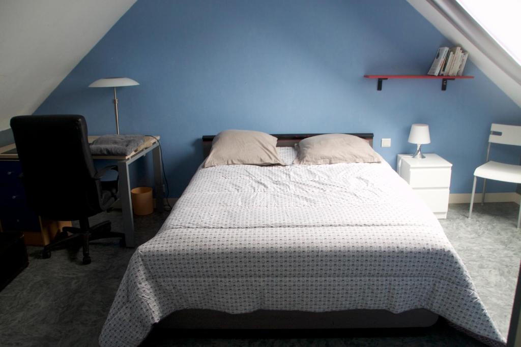 A bed or beds in a room at chambres d'hôtes les mésanges avec salle d'eau privative pdj compris