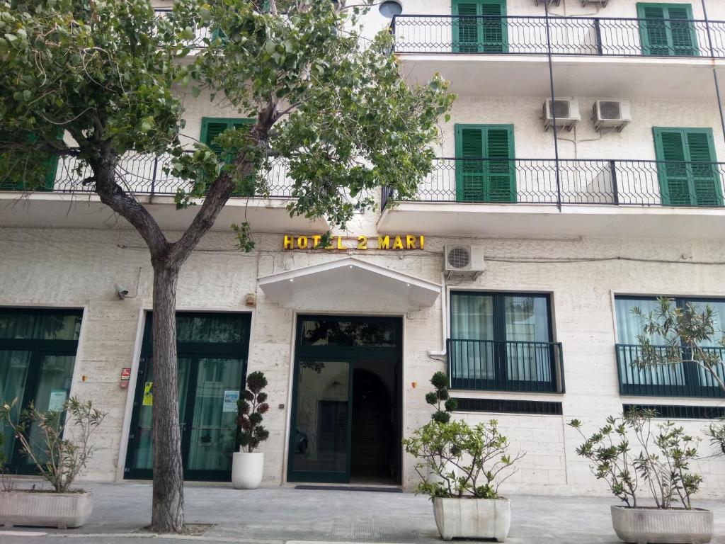 a building with a sign that reads hotel niš at Hotel 2 Mari - Vieste in Vieste