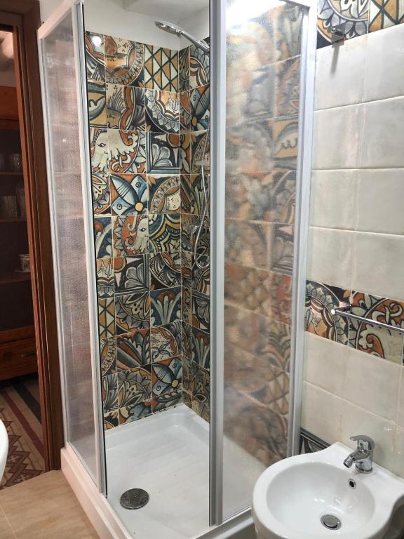 łazienka z prysznicem i umywalką w obiekcie Residenza Amante Center w Tropei