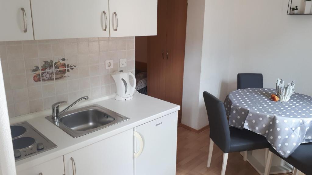 Kuchyň nebo kuchyňský kout v ubytování Apartmani Riba