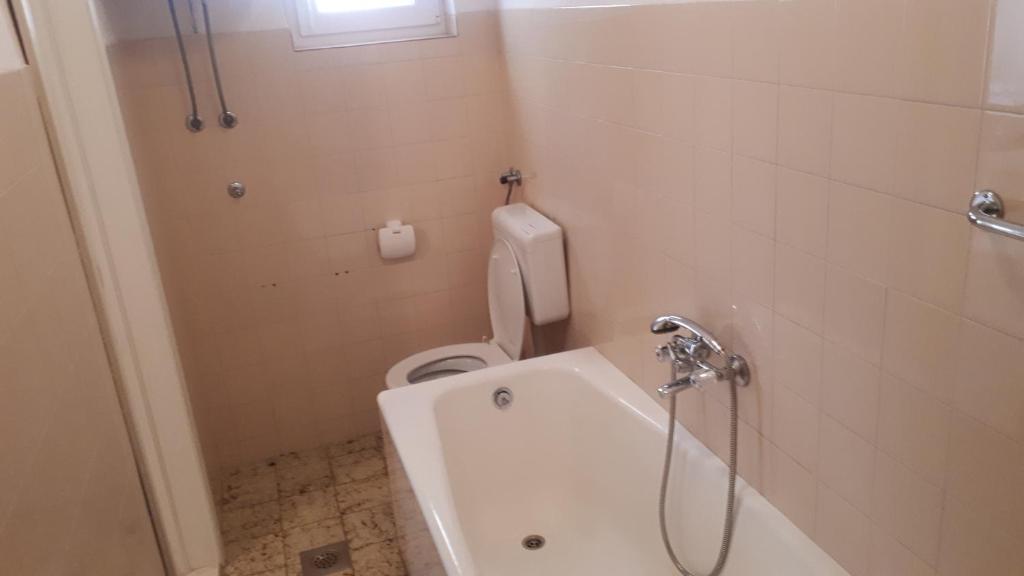Koupelna v ubytování Apartmani Riba