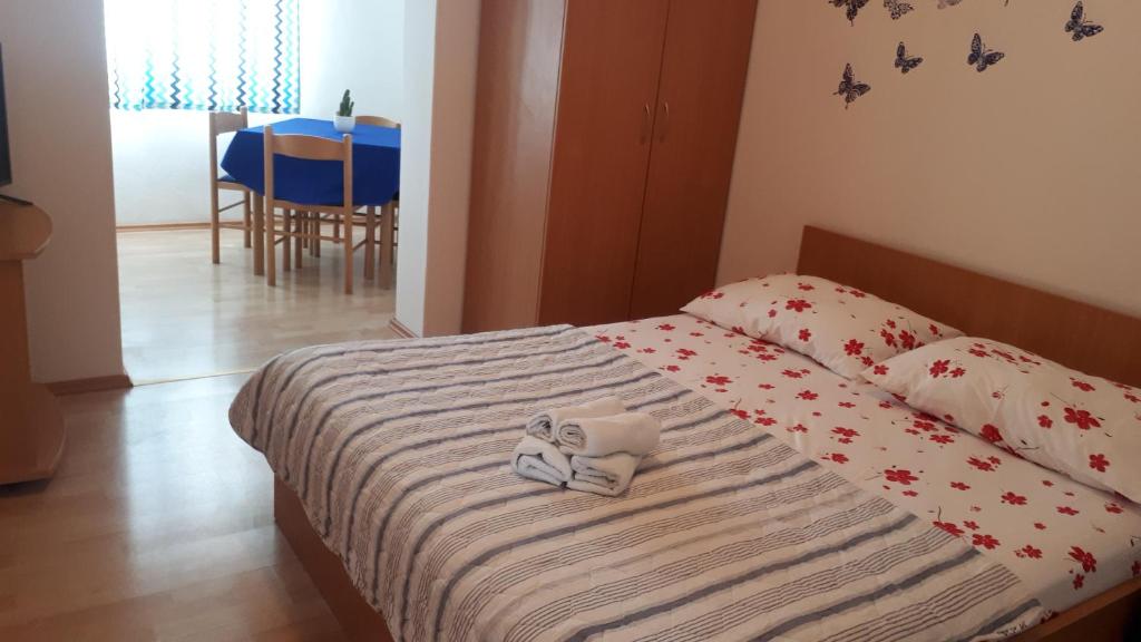 Postel nebo postele na pokoji v ubytování Apartmani Riba
