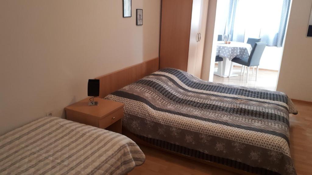 Postel nebo postele na pokoji v ubytování Apartmani Riba