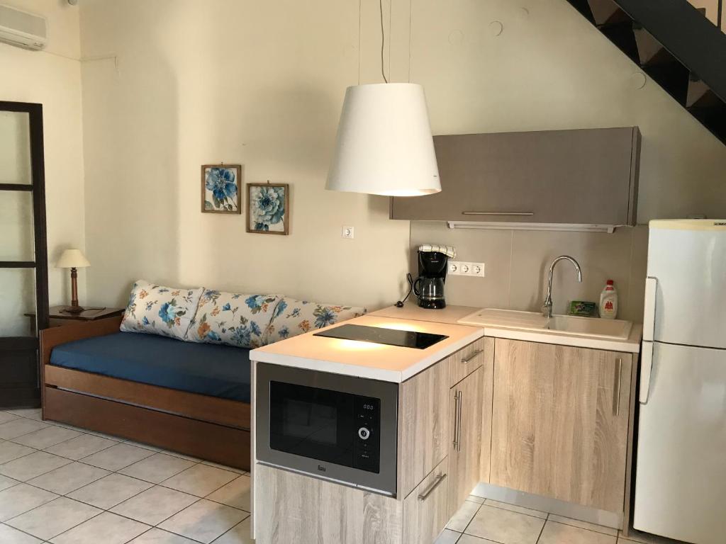 Kuchyň nebo kuchyňský kout v ubytování Villa POLYTIMI