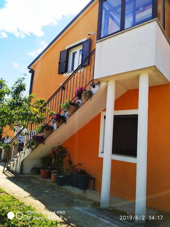 Budova, v ktorej sa apartmán nachádza