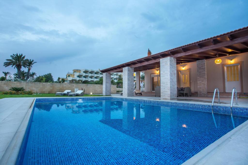 Der Swimmingpool an oder in der Nähe von Kalathos Villa