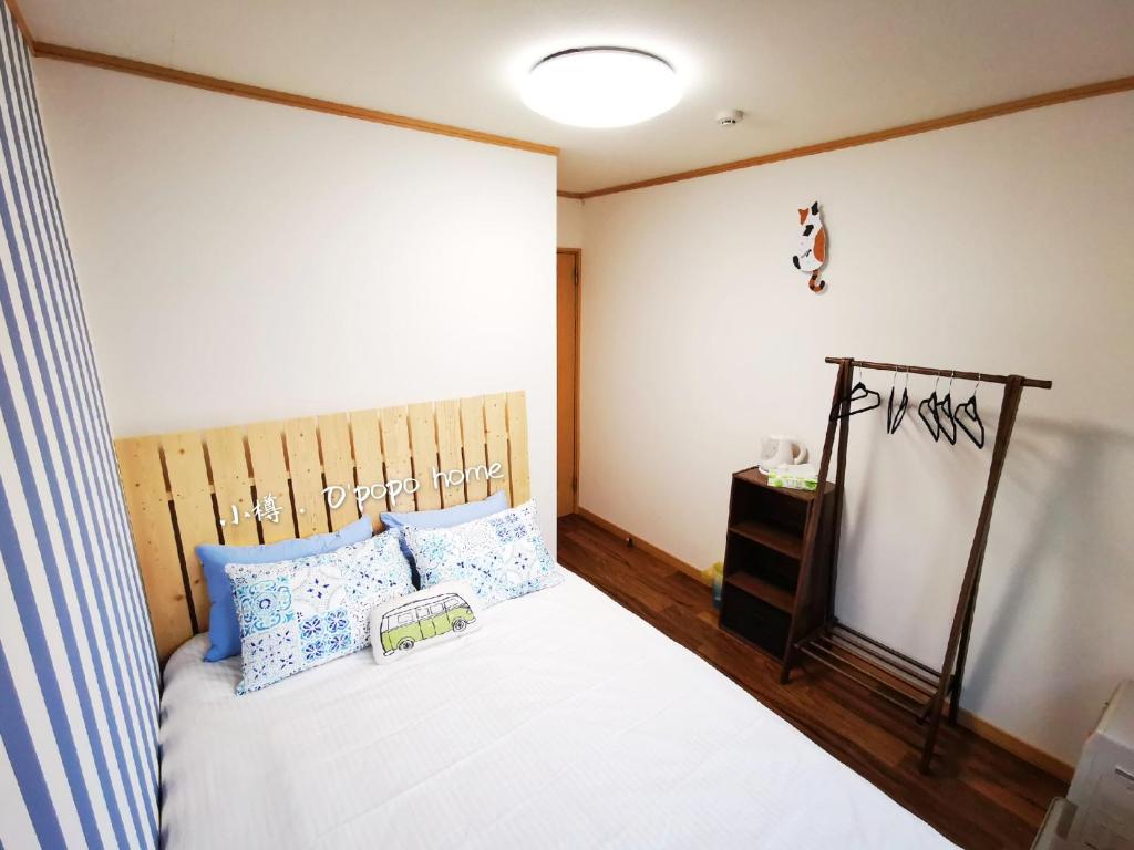 Postel nebo postele na pokoji v ubytování Opopo home 竜宮店