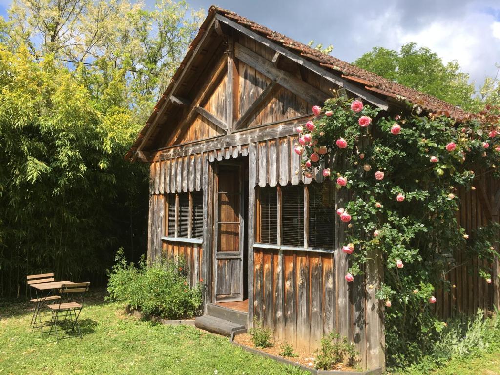 サルラ・ラ・カネダにあるMa Cabane à Sarlatの薔薇が飾られた古い建物