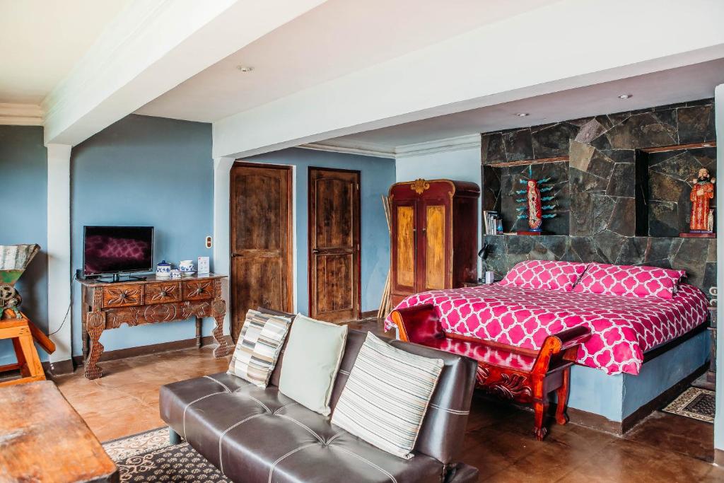 una camera con letto e divano di Atitlan Sunset Lodge a Santa Cruz La Laguna