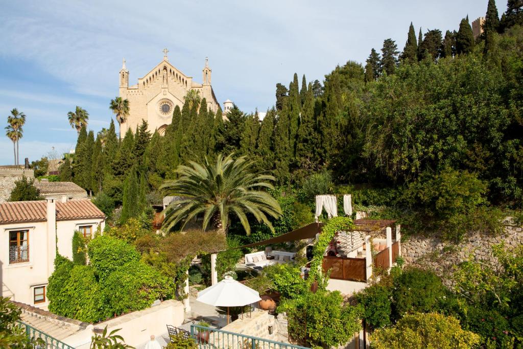 una vista aerea di una chiesa e di un edificio di Hotel & Restaurant Jardi d'Artà ad Artá