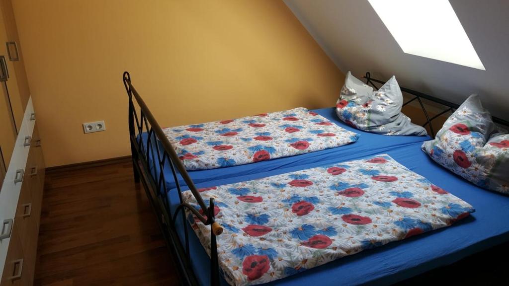 2 camas individuales en un dormitorio con sábanas azules en Ferienwohnung Diedrichs, en Bodenwöhr