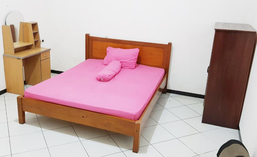 Łóżko lub łóżka w pokoju w obiekcie Hotel Bundo Permai 1
