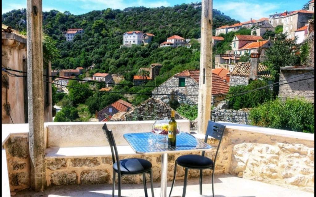 uma mesa e cadeiras numa varanda com vista em Accommodation Santor em Lastovo