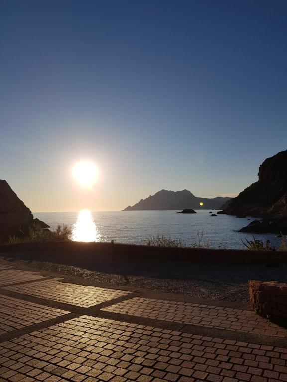 un tramonto su un corpo d'acqua di Le monte rosso a Porto Ota