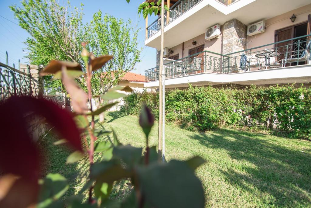 - une vue sur une maison depuis la cour dans l'établissement acquablue apartments, à Kallithéa Halkidikis