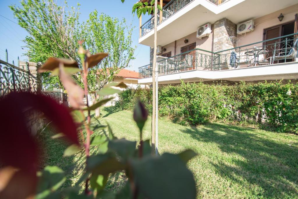 widok na dom z podwórka w obiekcie acquablue apartments w mieście Kallithea