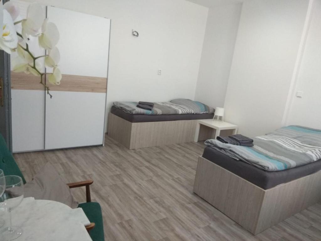 Postel nebo postele na pokoji v ubytování Apartmány U splavu