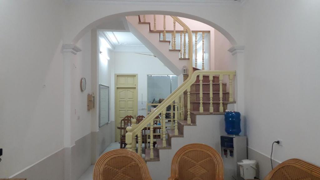 eine Treppe in einem Haus mit Torbogen in der Unterkunft Homestay Nam Dong in Hanoi