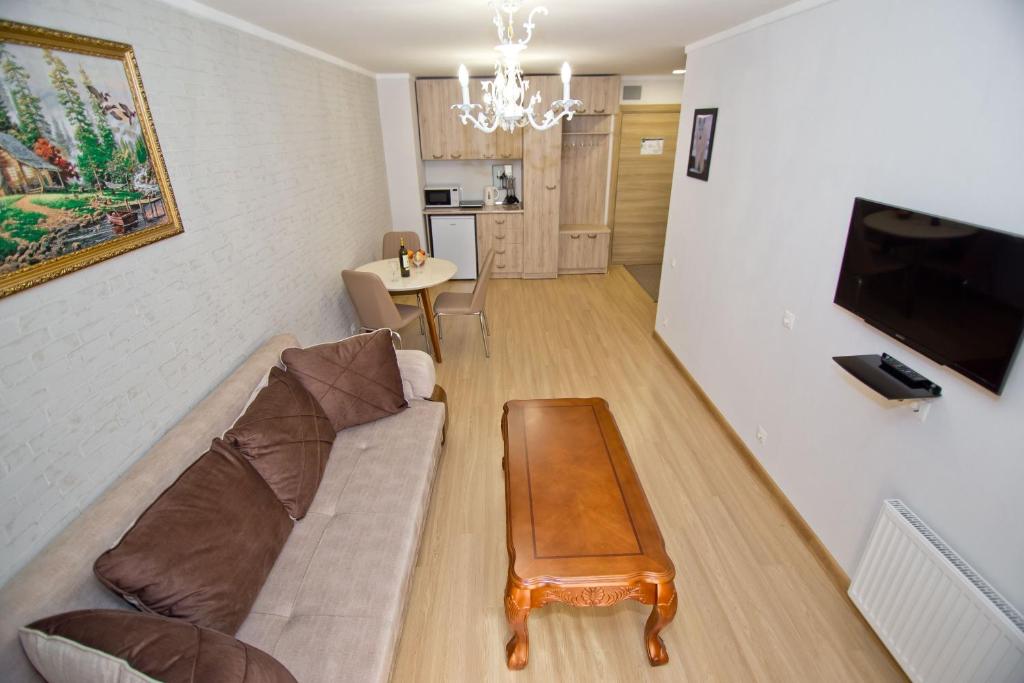 sala de estar con sofá y mesa en Orbi Bakuriani apartment 729 en Bakuriani