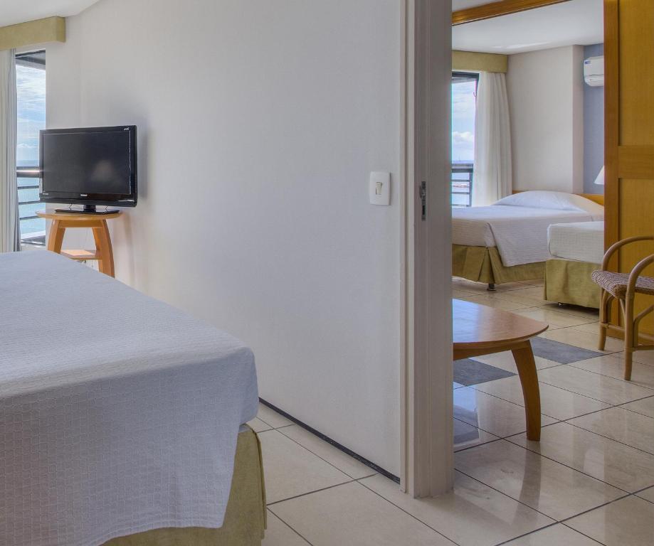 Iate Plaza Hotel