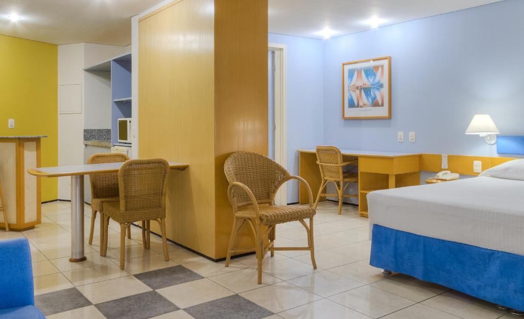  Iate Plaza Hotel