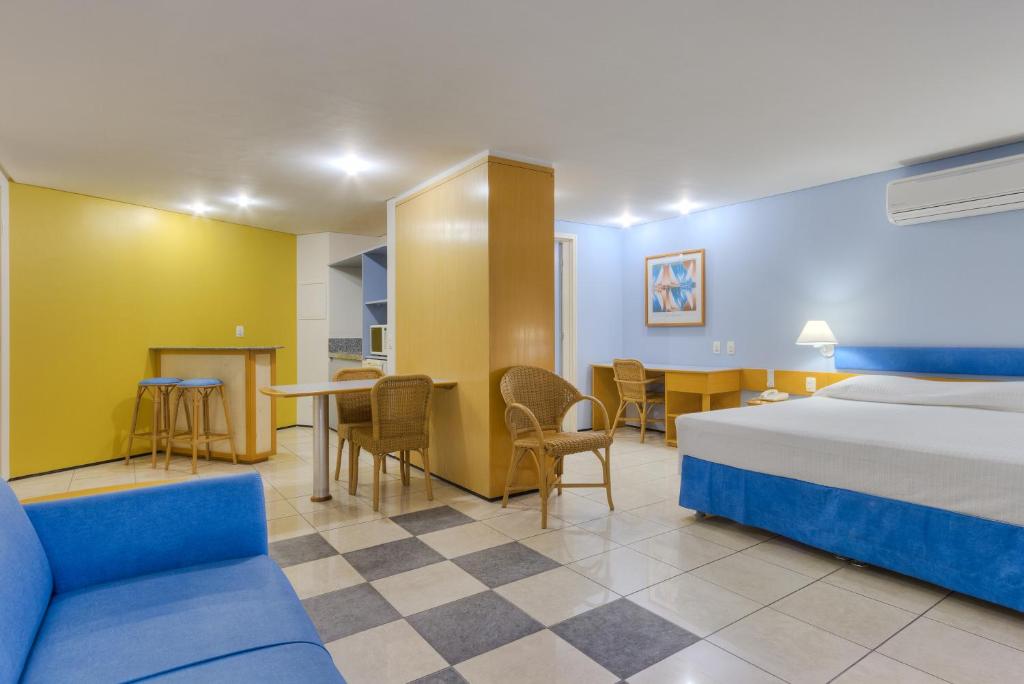  Iate Plaza Hotel