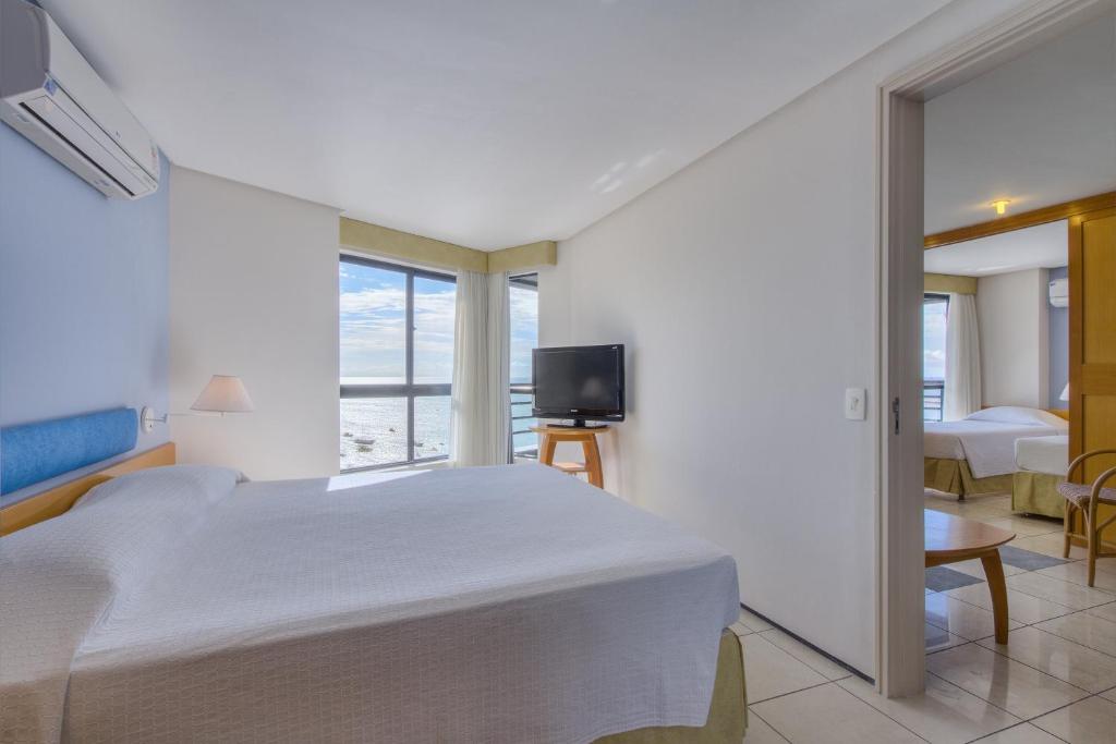  Iate Plaza Hotel