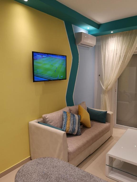 TV a/nebo společenská místnost v ubytování Kariat Cabo - Appartement Charmant, Climatisé avec Vue Piscine