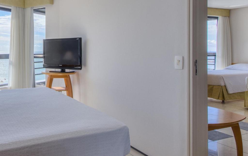  Iate Plaza Hotel
