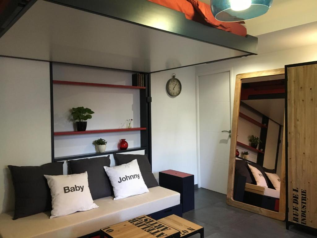 un salon avec un canapé et un miroir dans l'établissement Studio 33, à Nice